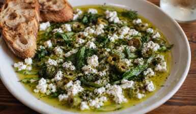 Dip de ulei de măsline cu brânză de capră, măsline și ierburi aromatice