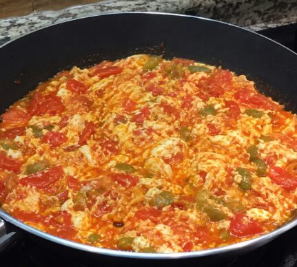 Menemen turcesc. Rețetă de ouă cu roșii și ardei la tigaie
