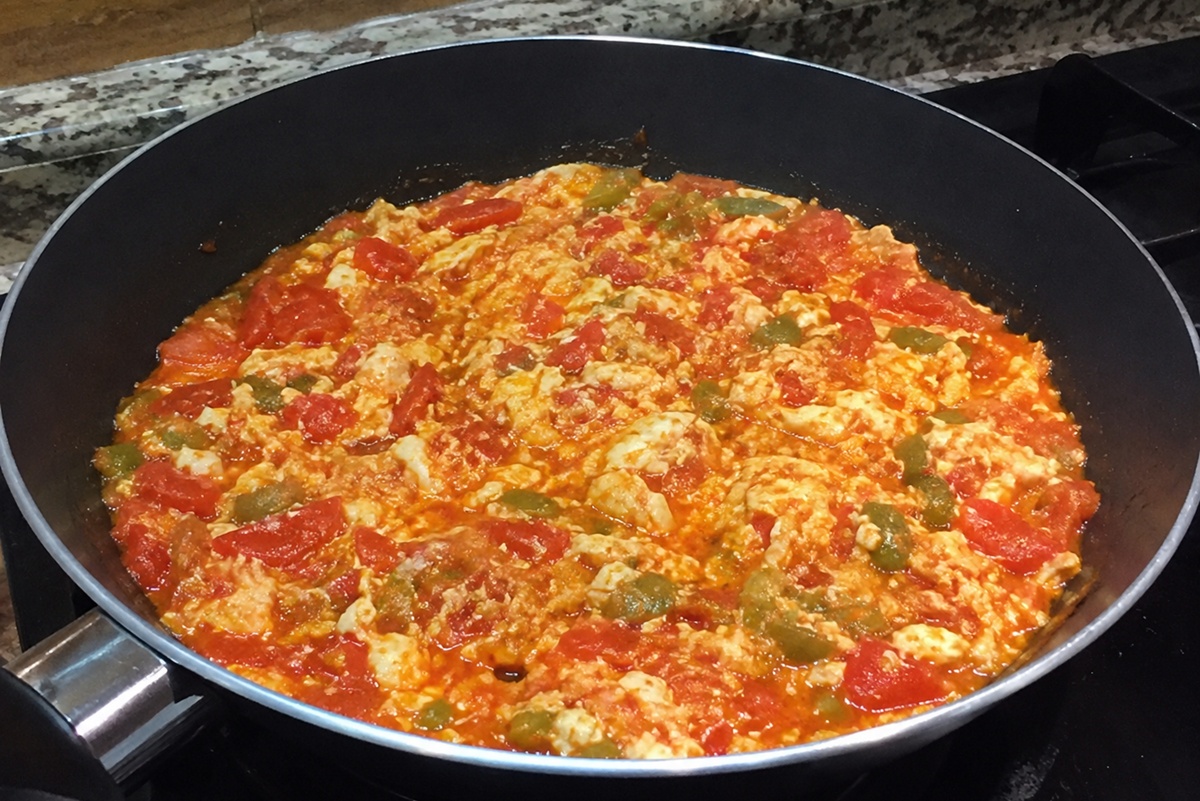 Menemen turcescs - ouă cu roșii și ardei la tigaie