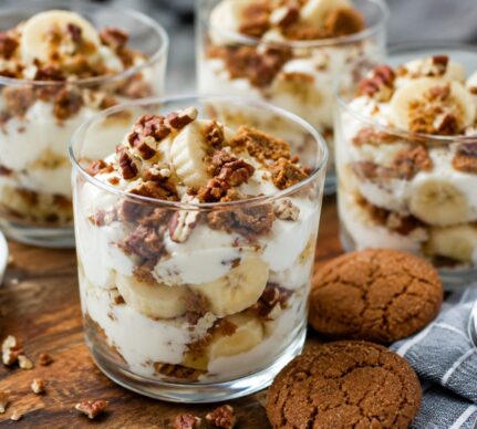 Desert cu iaurt înghețat, banane, biscuiți cu ghimbir și nuci pecan la pahare