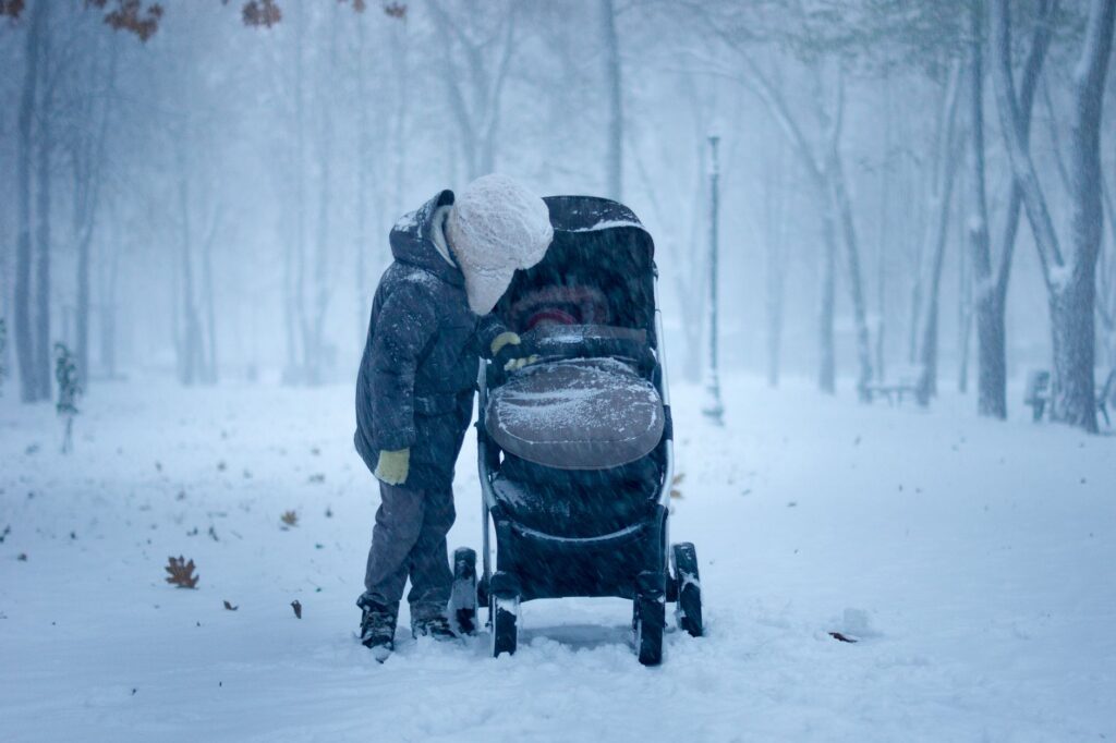 (P) Sac iarna carucior – accesoriul care face plimbările de iarnă mult mai simple și mai confortabile