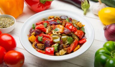 Salată mediteraneeană de legume coapte
