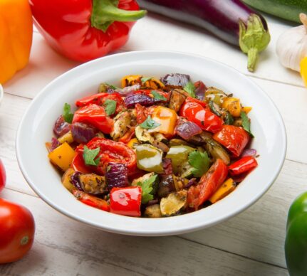 Salată mediteraneeană de legume coapte