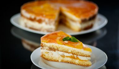 Tiramisu de vară cu iaurt și jeleu de piersici