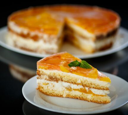 Tiramisu de vară cu iaurt și jeleu de piersici