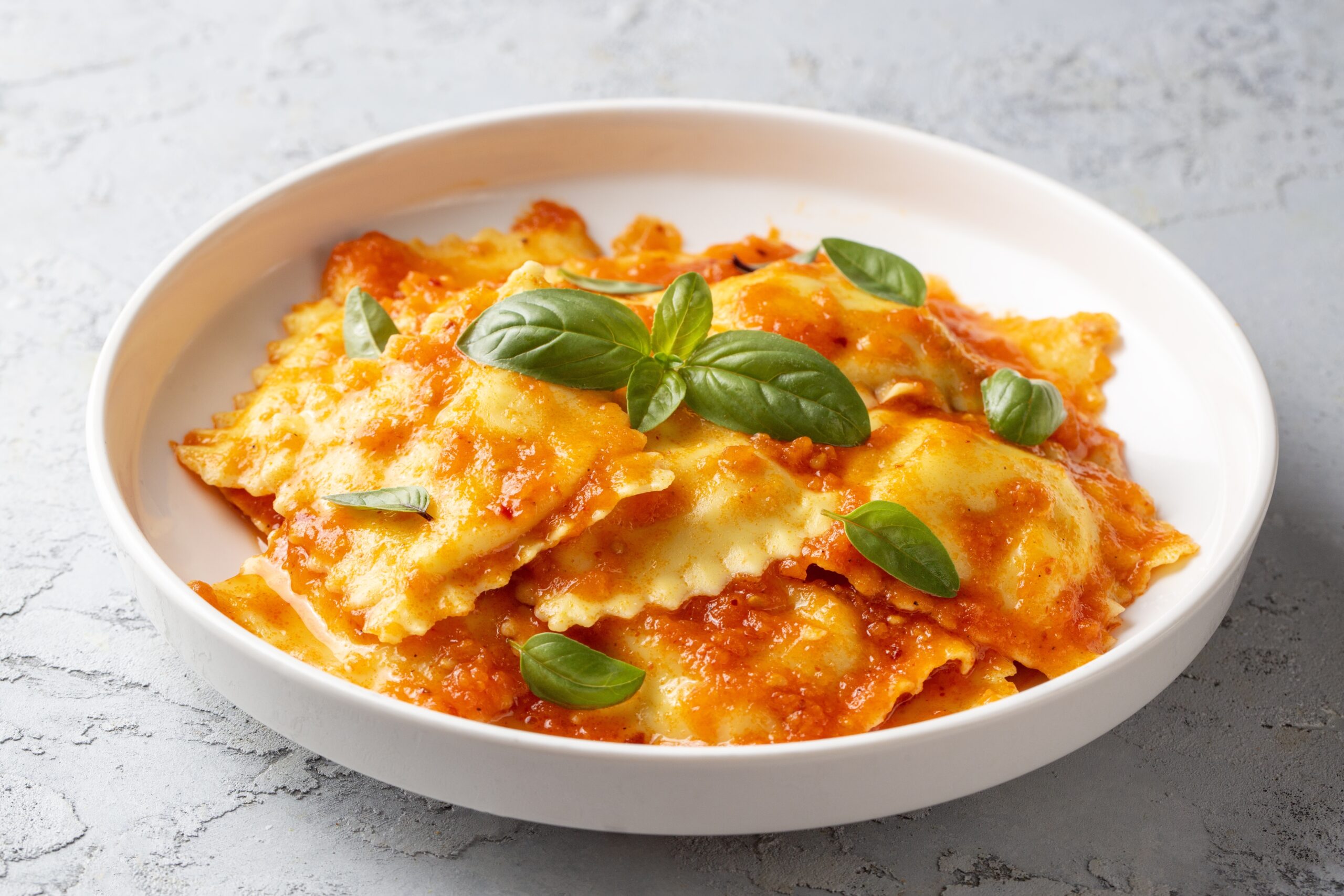 Ravioli cu ricotta în sos de roșii cu busuioc
