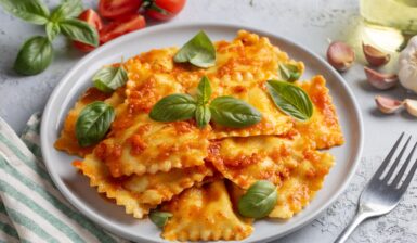 Ravioli de casă cu ricotta în sos de roșii cu busuioc