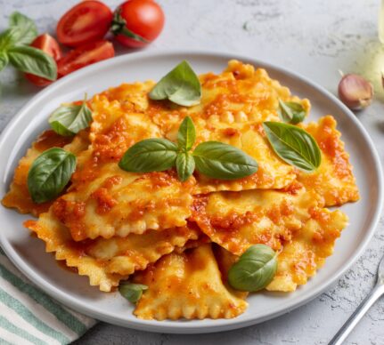 Ravioli de casă cu ricotta în sos de roșii cu busuioc