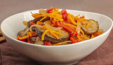 Salată de vinete cu legume trase la tigaie