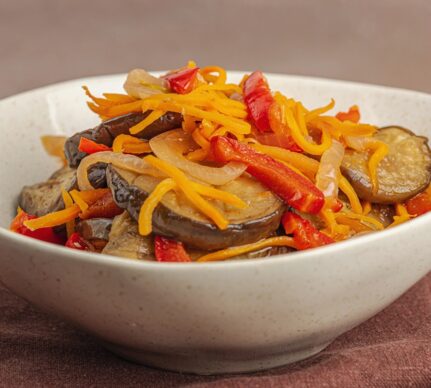 Salată de vinete cu legume trase la tigaie
