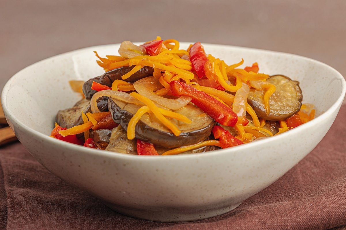 Salată de vinete cu legume trase la tigaie