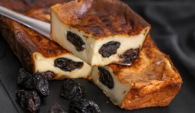 Far Breton porționată în tavă și pe spatulă