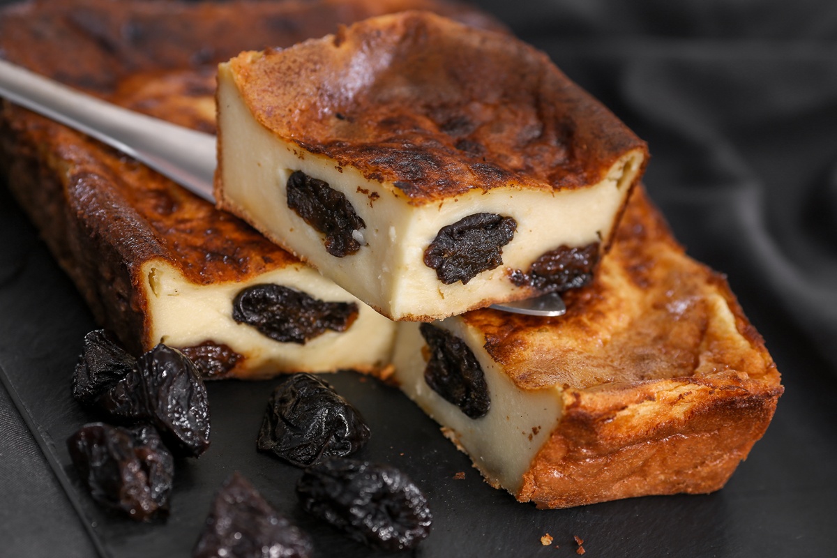 Far Breton porționată în tavă și pe spatulă