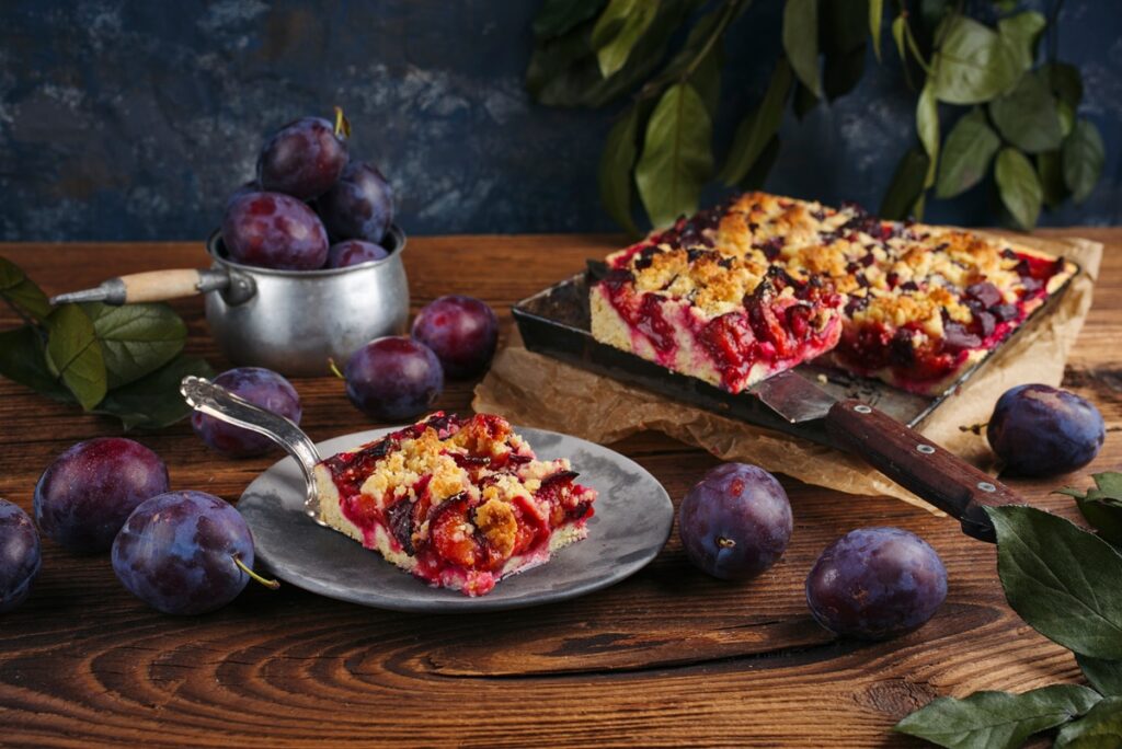 Prăjitură cu prune și crumble