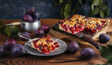 Prăjitură cu prune și crumble