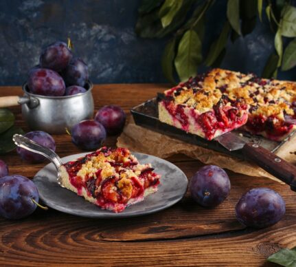 Prăjitură cu prune și crumble