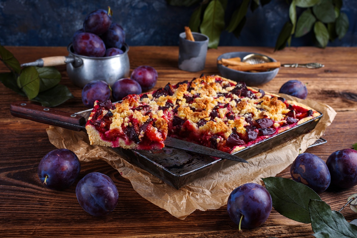 Prăjitură fragedă cu prune și crumble porționată