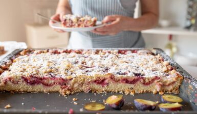 Prăjitură Streusel cu prune, din bucătăria germană