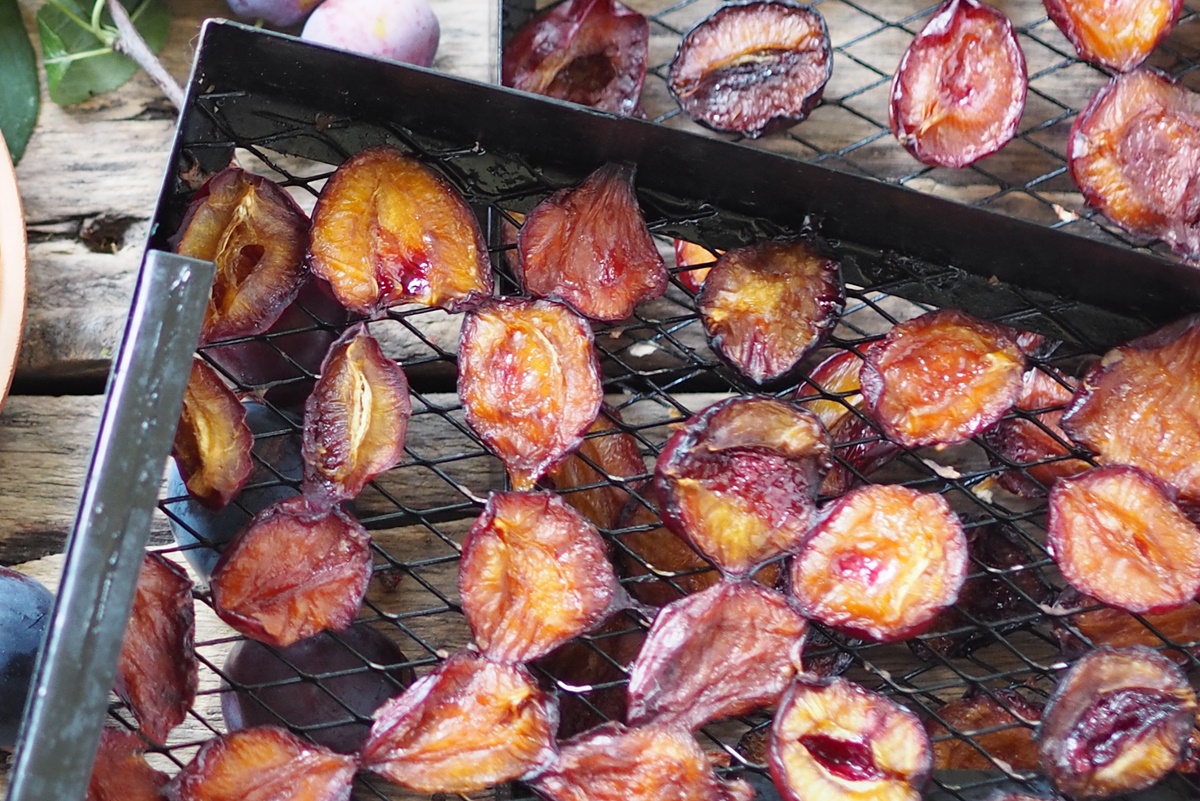 Prune uscate jumătăți în tavă