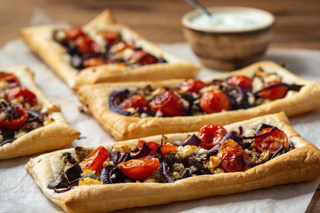 Tarte aperitiv din foietaj cu vinete, roșii cherry, ceapă roșie și brânză feta