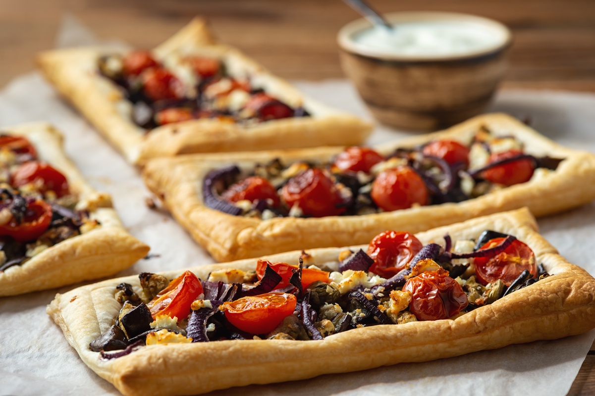 Tarte aperitiv din foietaj cu vinete, roșii cherry, ceapă roșie și brânză feta