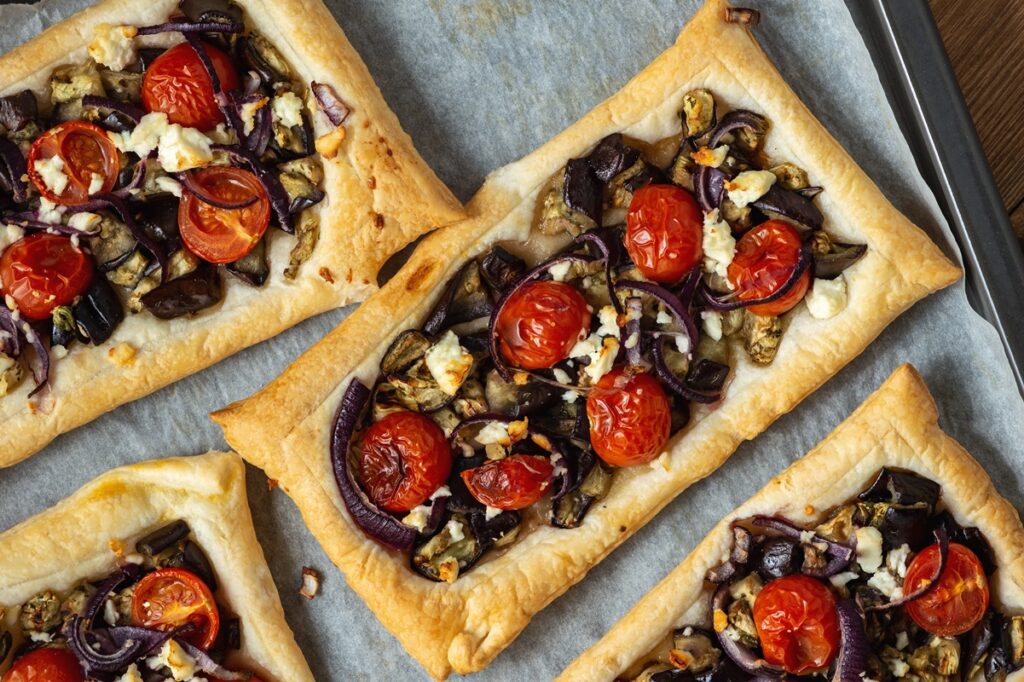 Tarte aperitiv din foietaj cu vinete, roșii cherry, ceapă roșie și brânză feta