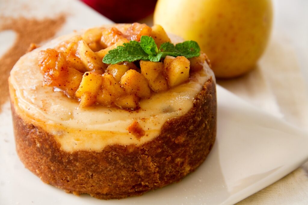 Cheesecake cu mere caramelizate și scorțișoară