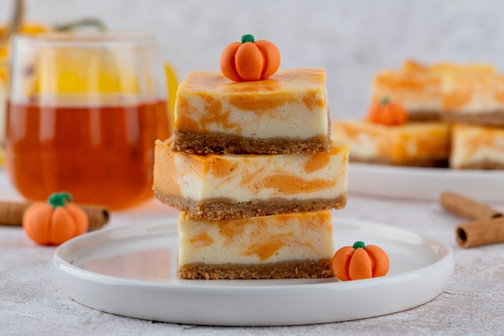 Cheesecake marmorat cu dovleac la tavă - porții
