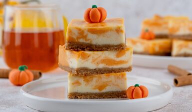 Cheesecake marmorat cu dovleac la tavă - porții