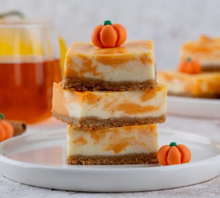 Cheesecake marmorat cu dovleac la tavă - porții
