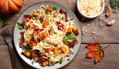 Paste cu dovleac copt, bacon și parmezan