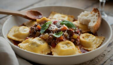 Ravioli cu sos de carne și roșii