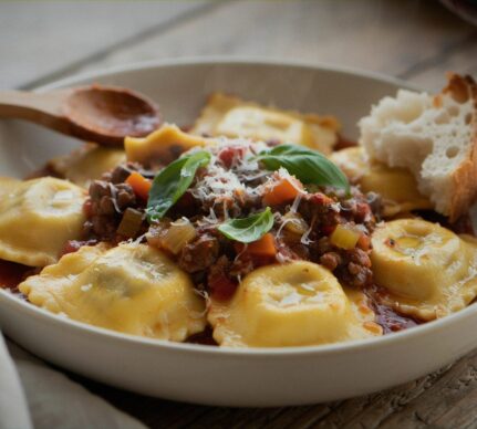 Ravioli cu sos de carne și roșii. Rețetă din bucătăria italiană