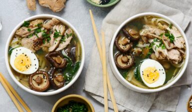 Supă ramen cu pui, ciuperci shiitake, spanac și ou