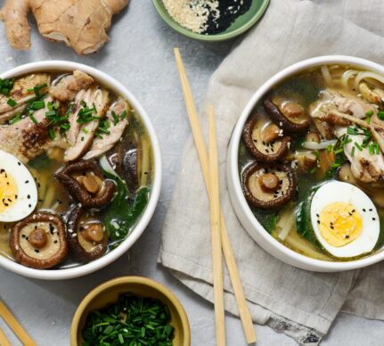 Supă ramen cu pui, ciuperci shiitake, spanac și ou