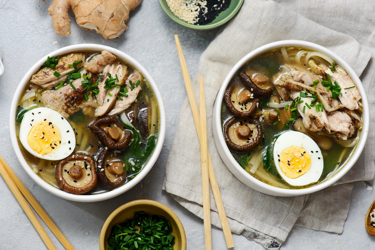 Supă ramen cu pui, ciuperci shiitake, spanac și ou