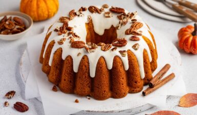 Chec guguluf cu dovleac și glazură icing
