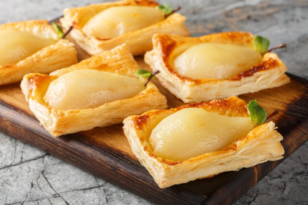 Mini tarte din aluat foietaj cu pere poșate