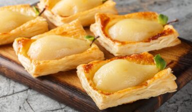 Mini tarte din aluat foietaj cu pere poșate