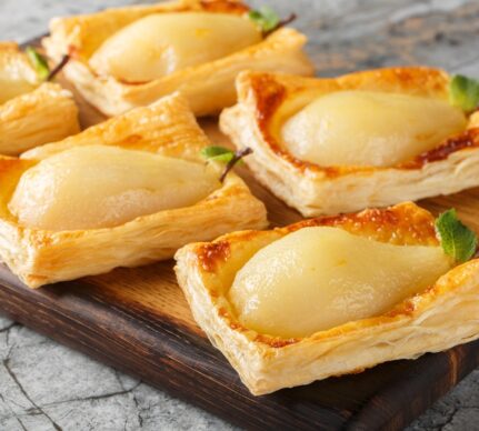 Mini tarte cu pere poșate și foietaj crocant