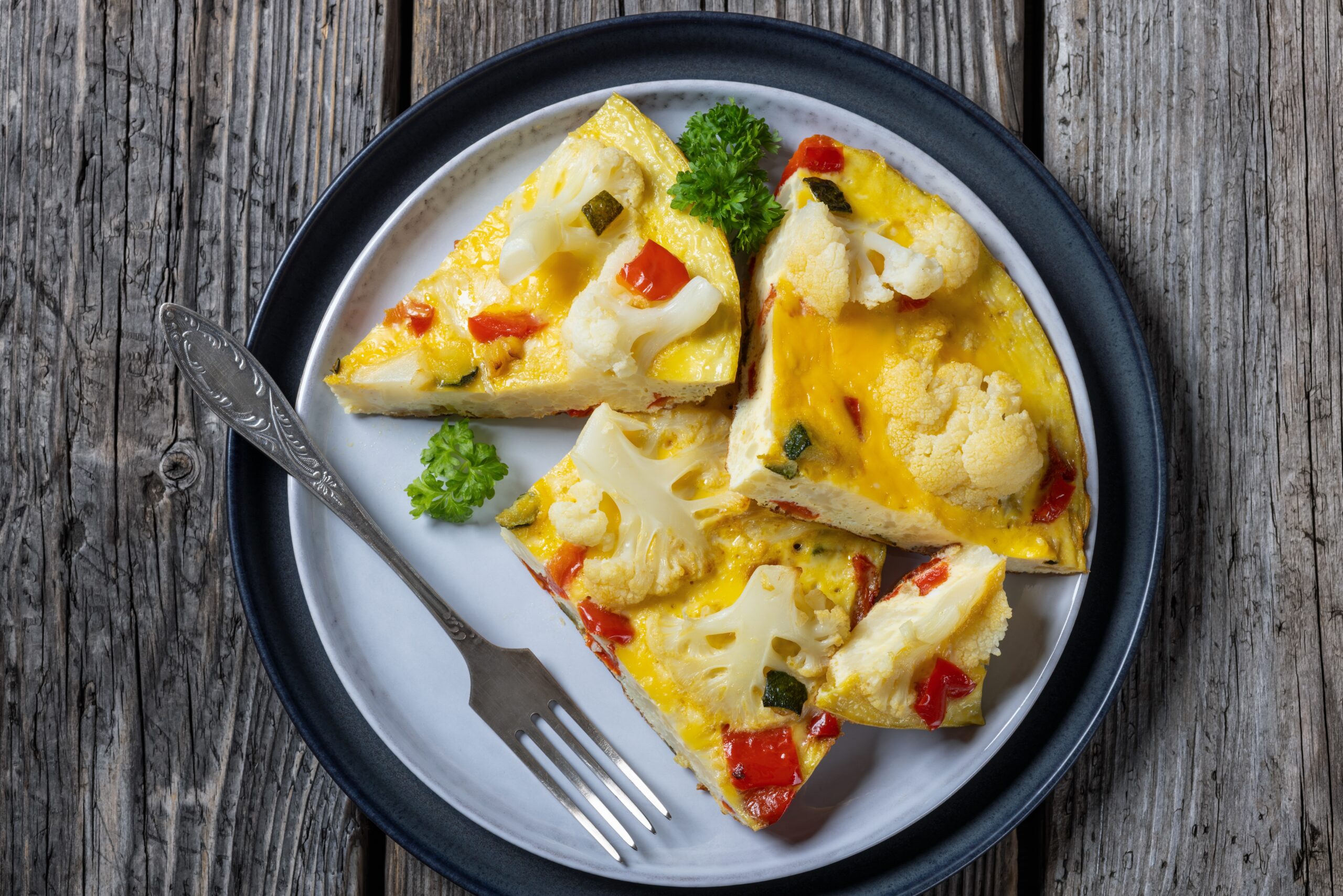 Frittata la cuptor cu conopidă și ardei, porționată