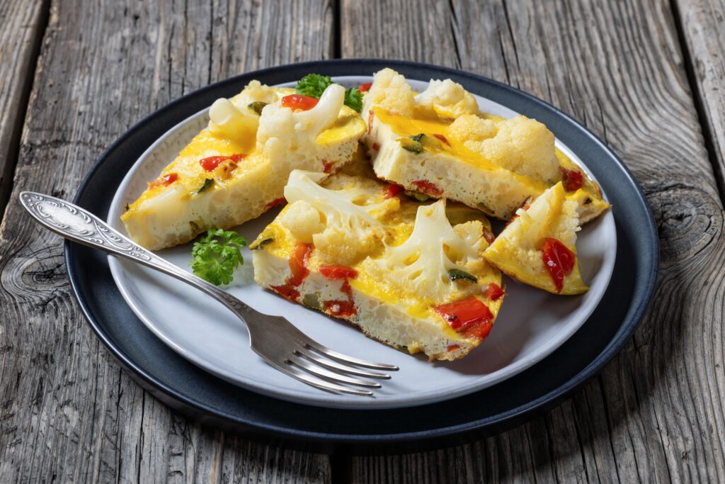 Porții de frittata cu conopidă și ardei