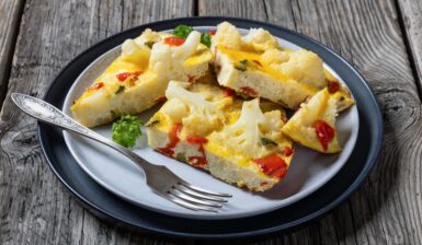 Porții de frittata cu conopidă și ardei