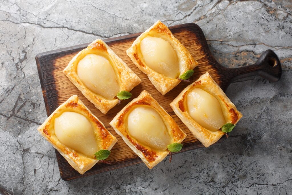 Mini tarte cu pere poșate și foietaj crocant