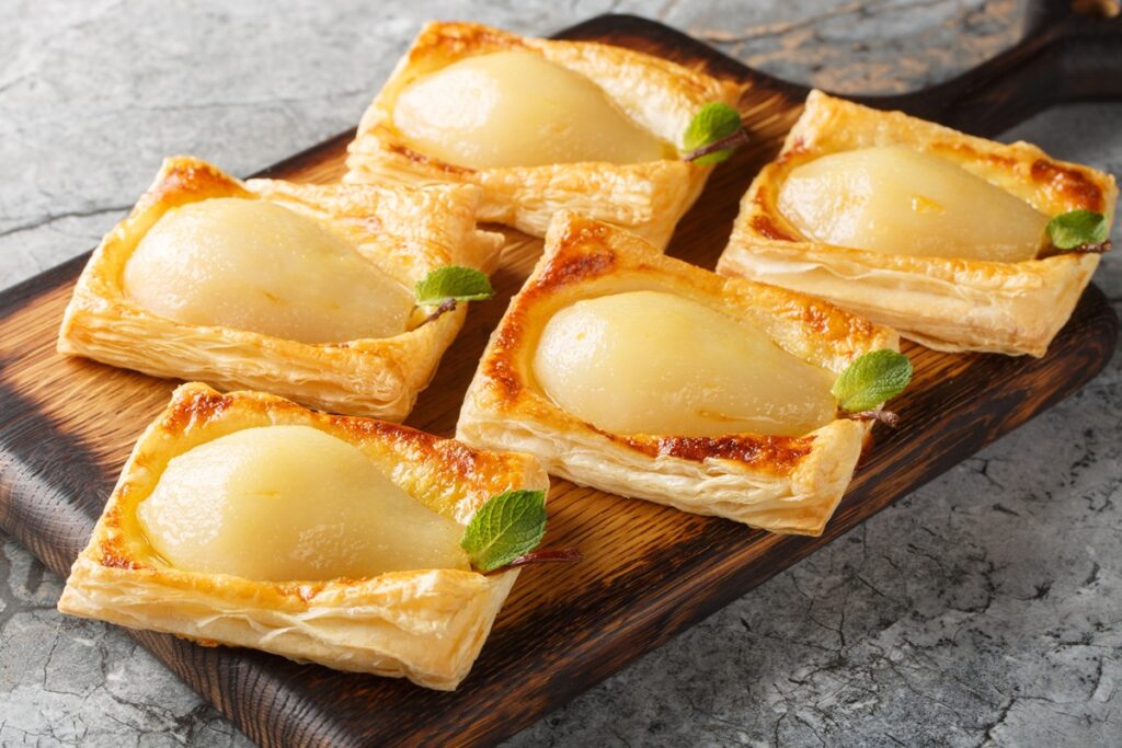 Mini tarte cu pere poșate și foietaj crocant
