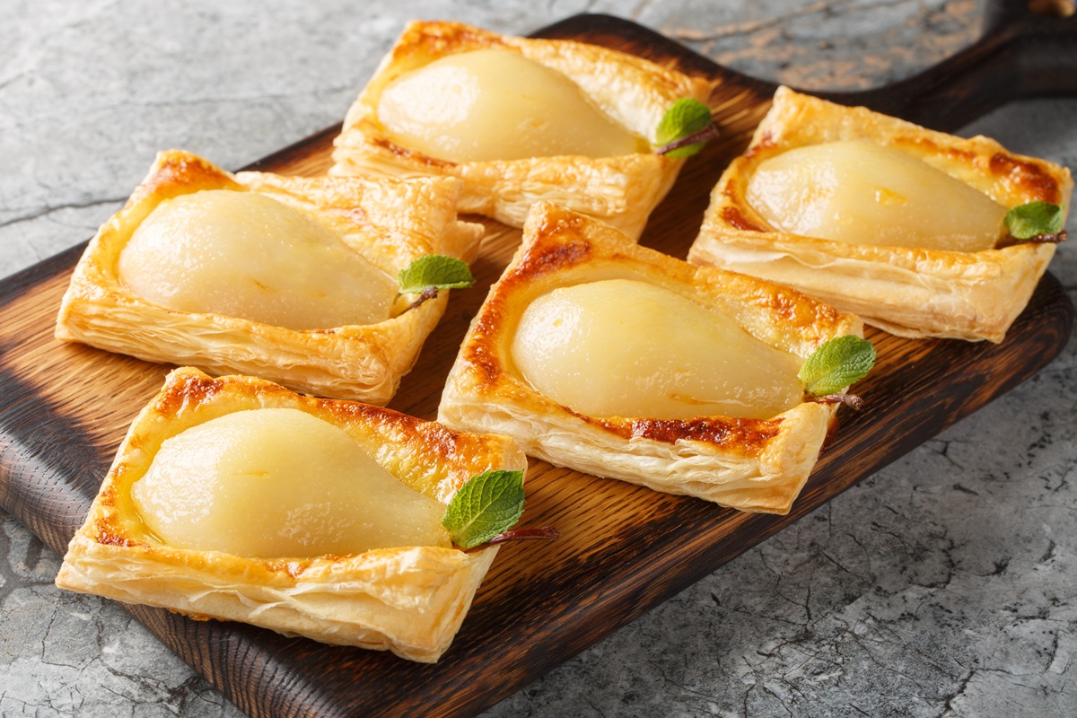 Mini tarte cu pere poșate și foietaj crocant