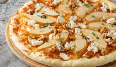 Pizza cu pere, brânză de capră și nuci
