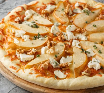 Pizza cu pere, brânză de capră și nuci