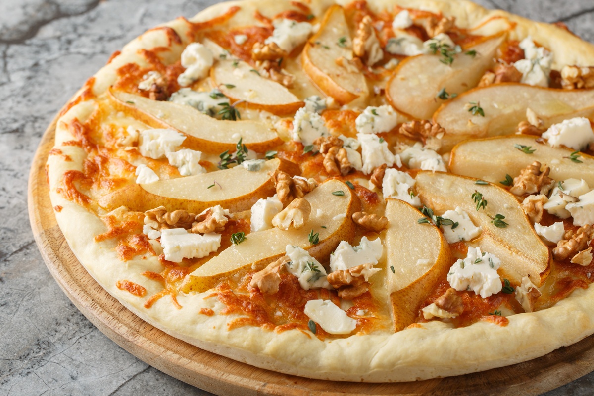 Pizza cu pere, brânză de capră și nuci