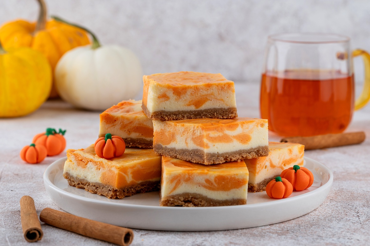 Porții de cheesecake marmorat cu dovleac la tavă